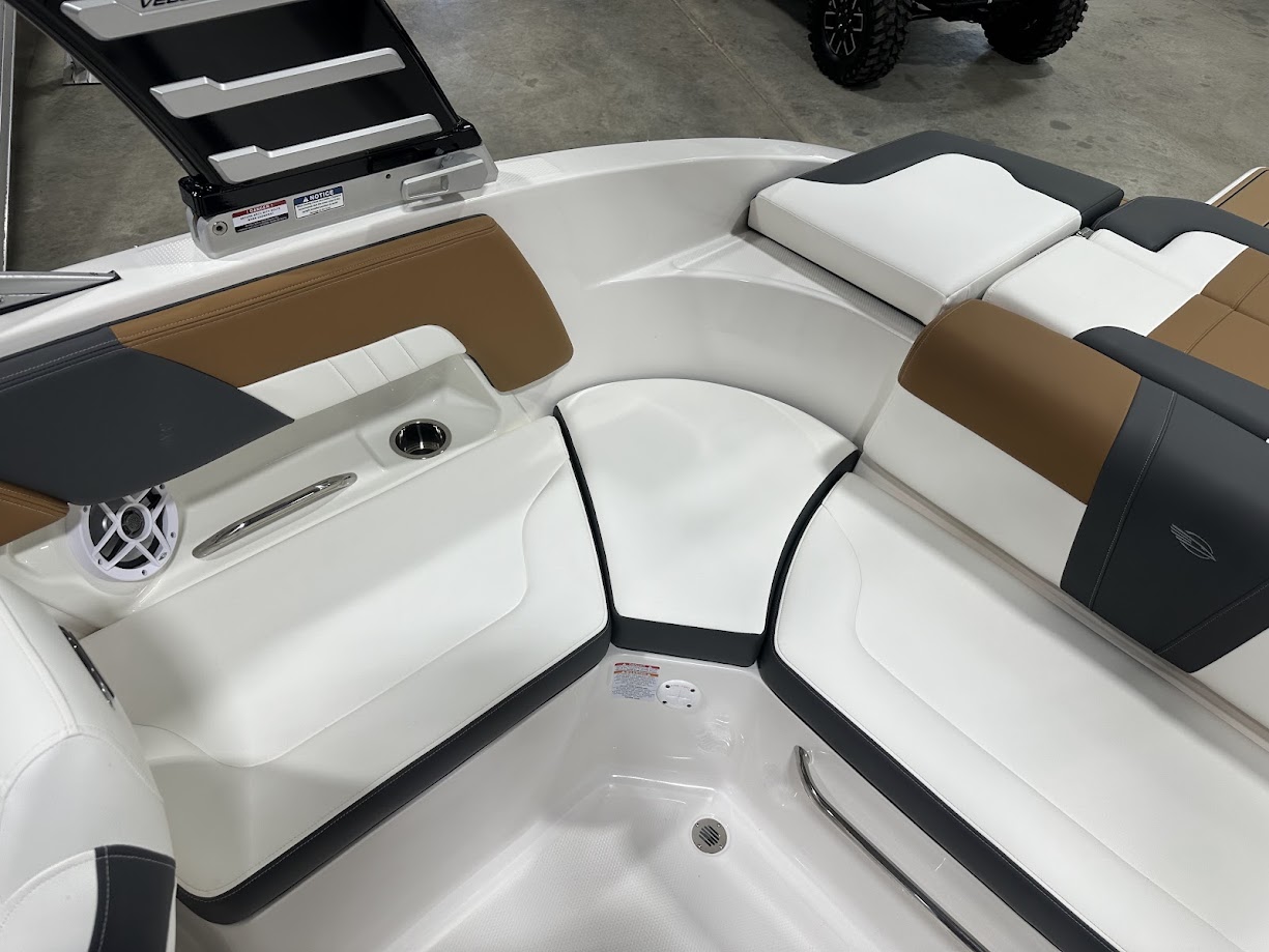 2024 Chaparral SSI 23 SPORT. 300hp 6.2 V8 Bravo 3! Wakeboard tower! - Photo 19